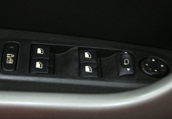 Подержанный автомобиль Peugeot 308 Hatchback 2008 года (17 фото)