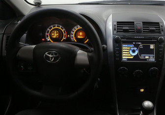 Подержанный автомобиль Toyota Corolla Sedan 2011 года (8 фото)