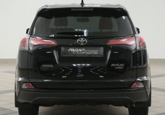 Подержанный автомобиль Toyota RAV4 2018 года (3 фото)