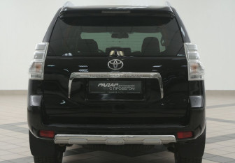 Подержанный автомобиль Toyota Land Cruiser Prado 2011 года (3 фото)