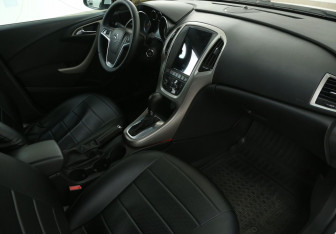 Подержанный автомобиль Opel Astra Hatchback 2011 года (9 фото)