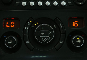 Подержанный автомобиль Peugeot 3008 2011 года (18 фото)
