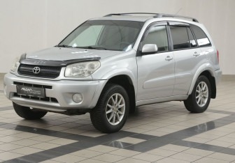 Подержанный автомобиль Toyota RAV4 2004 года (8 фото)