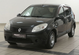 Подержанный автомобиль Renault Sandero 2013 года (8 фото)
