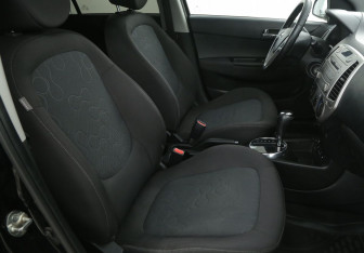 Подержанный автомобиль Hyundai i20 2010 года (10 фото)