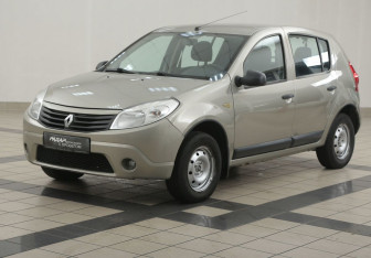 Подержанный автомобиль Renault Sandero 2010 года (8 фото)