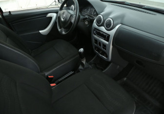 Подержанный автомобиль Renault Sandero 2014 года (9 фото)