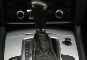 Подержанный автомобиль Audi Q7 2005 года (14 фото)