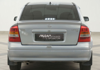 Подержанный автомобиль Opel Astra Sedan 2002 года (3 фото)