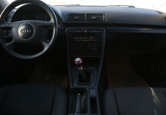 Подержанный автомобиль Audi A4 Wagon 2002 года (12 фото)