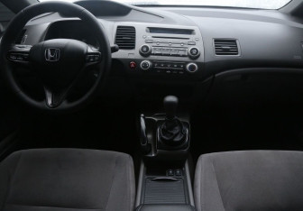 Подержанный автомобиль Honda Civic Sedan 2006 года (12 фото)