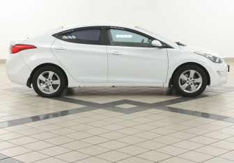 Подержанный автомобиль Hyundai Elantra Sedan 2011 года (5 фото)