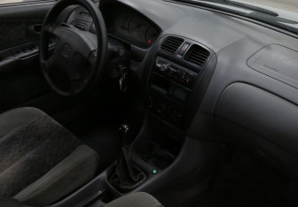 Подержанный автомобиль Mazda 323 Sedan 1999 года (7 фото)