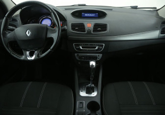 Подержанный автомобиль Renault Fluence 2015 года (12 фото)