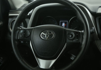 Подержанный автомобиль Toyota RAV4 2018 года (17 фото)