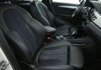 Подержанный автомобиль BMW X1 2019 года (10 фото)