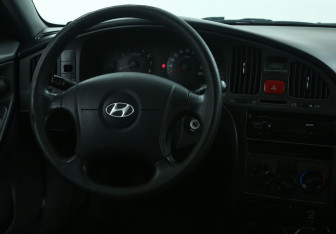 Подержанный автомобиль Hyundai Elantra Sedan 2004 года (14 фото)