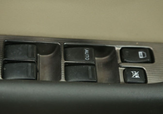 Подержанный автомобиль Nissan X-Trail 2003 года (17 фото)