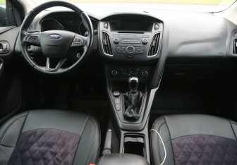 Подержанный автомобиль Ford Focus Hatchback 2015 года (12 фото)