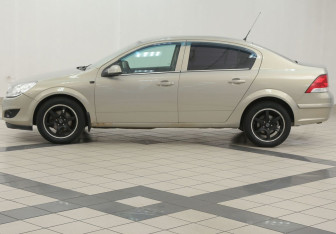 Подержанный автомобиль Opel Astra Sedan 2008 года (7 фото)