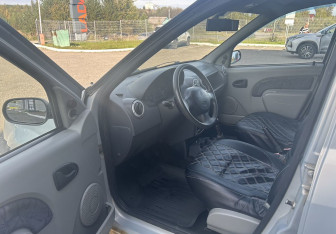 Подержанный автомобиль Renault Logan Sedan 2007 года (9 фото)