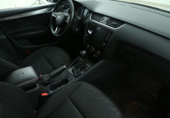 Подержанный автомобиль Skoda Octavia Liftback 2019 года (9 фото)