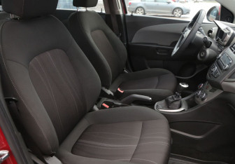 Подержанный автомобиль Chevrolet Aveo Sedan 2013 года (10 фото)