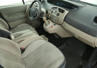 Подержанный автомобиль Renault Scenic 2009 года (9 фото)