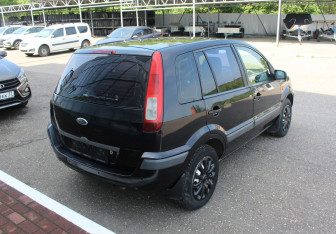 Подержанный автомобиль Ford Fusion 2006 года (7 фото)