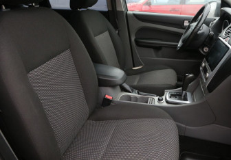 Подержанный автомобиль Ford Focus Hatchback 2008 года (10 фото)