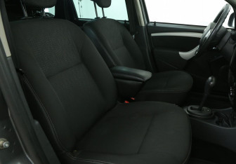 Подержанный автомобиль Nissan Terrano 2015 года (10 фото)