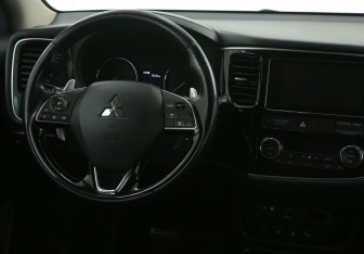 Подержанный автомобиль Mitsubishi Outlander 2017 года (14 фото)