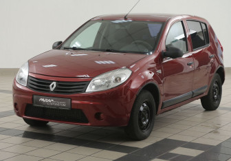 Подержанный автомобиль Renault Sandero 2010 года (8 фото)