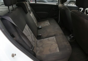 Подержанный автомобиль Dacia Sandero 2009 года (11 фото)