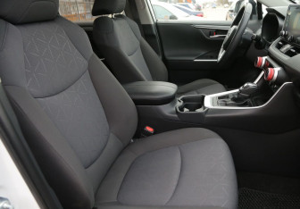Подержанный автомобиль Toyota RAV4 2020 года (10 фото)