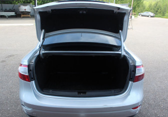 Подержанный автомобиль Renault Fluence 2011 года (16 фото)