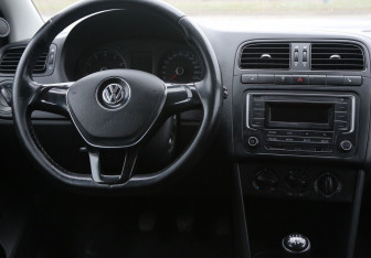 Подержанный автомобиль Volkswagen Polo Sedan 2017 года (14 фото)