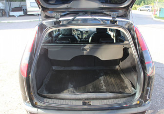 Подержанный автомобиль Ford Focus Wagon 2006 года (14 фото)