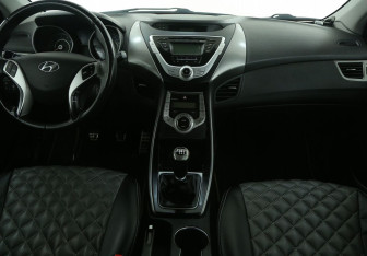 Подержанный автомобиль Hyundai Elantra Sedan 2012 года (12 фото)