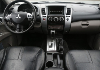 Подержанный автомобиль Mitsubishi Pajero Sport 2013 года (12 фото)