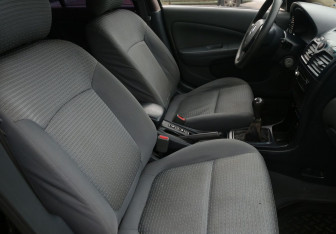 Подержанный автомобиль Nissan Almera Classic 2007 года (10 фото)