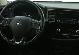 Подержанный автомобиль Mitsubishi Outlander 2022 года (14 фото)