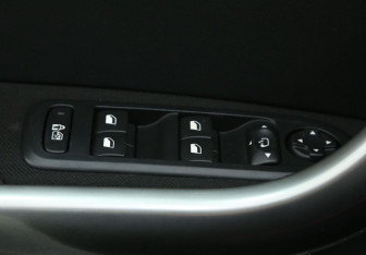 Подержанный автомобиль Peugeot 308 Hatchback 2012 года (18 фото)