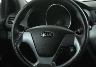 Подержанный автомобиль Kia Rio Sedan 2015 года (16 фото)