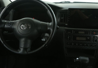 Подержанный автомобиль Toyota Corolla Hatchback 2004 года (14 фото)