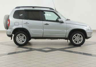 Подержанный автомобиль Chevrolet Niva 2015 года (5 фото)