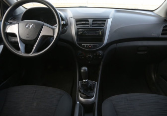 Подержанный автомобиль Hyundai Solaris Hatchback 2014 года (12 фото)