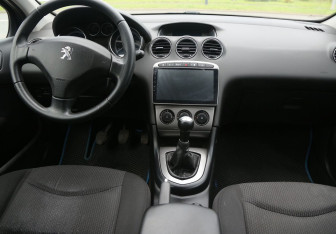 Подержанный автомобиль Peugeot 408 2012 года (12 фото)