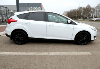 Подержанный автомобиль Ford Focus Hatchback 2017 года (7 фото)