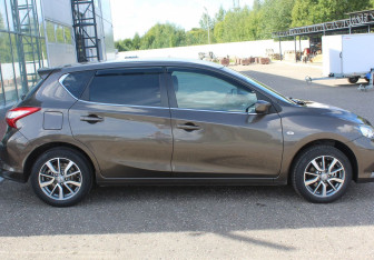 Подержанный автомобиль Nissan Tiida Hatchback 2015 года (8 фото)